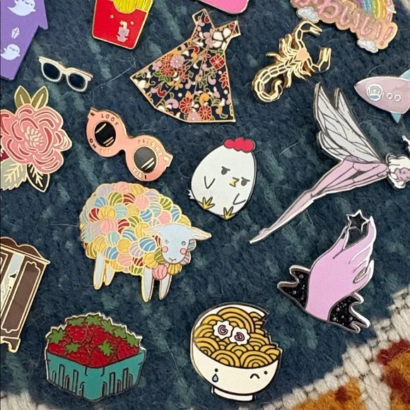 Pin/Badge collection 🩷 - Picture 3 of 6